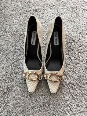 Steve Madden Cream Textured Pointed Toe Pumps with Gold Chain